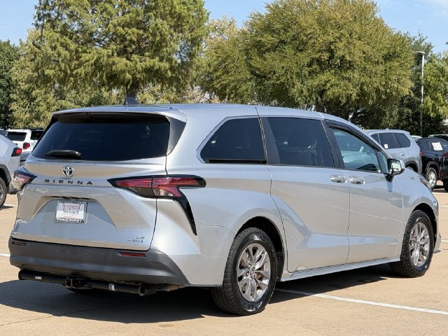Used 2021 Toyota Sienna LE FWD image 4