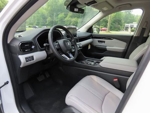 New 2025 Honda Pilot Touring image 2