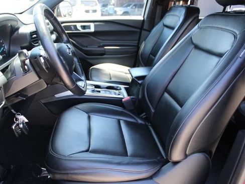 Used 2020 Ford Explorer XLT w/ Equipment Group 202A AWD/4WD image 30