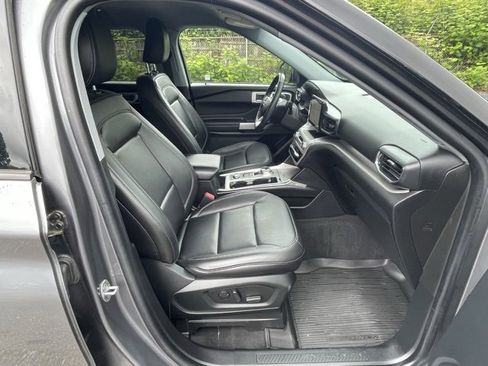 Used 2022 Ford Explorer XLT w/ Equipment Group 202A image 12