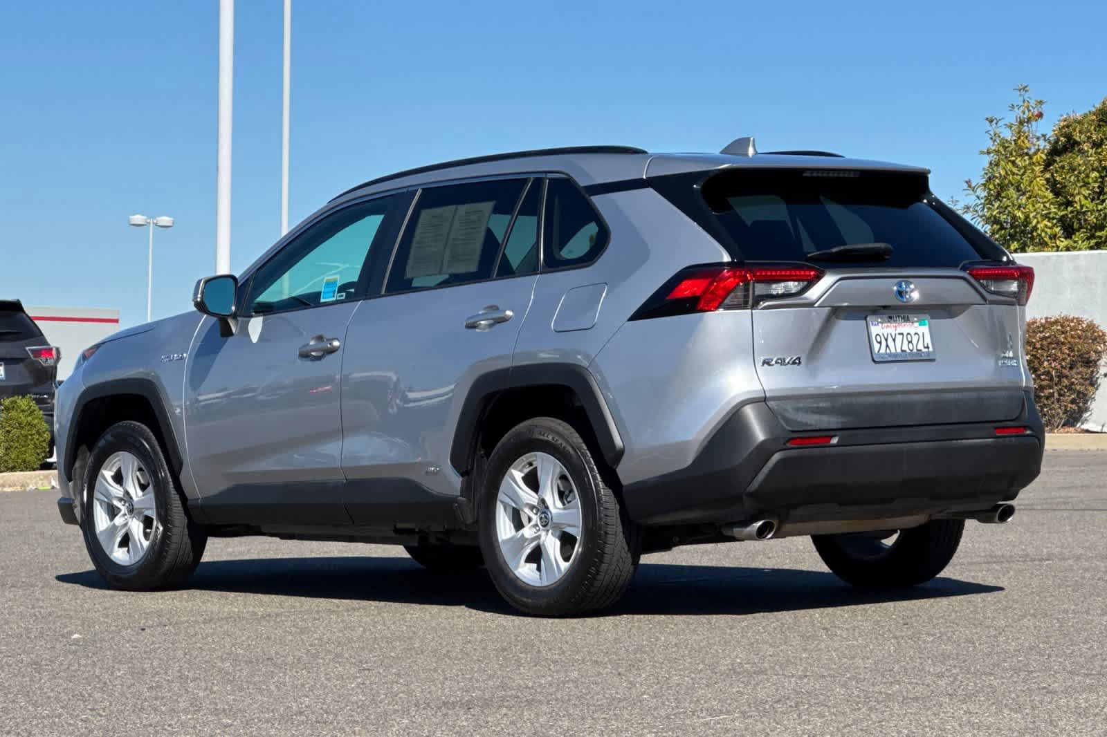 Used 2021 Toyota RAV4 XLE AWD/4WD image 7