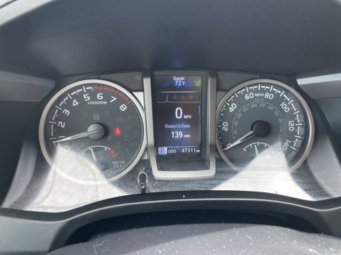 Used 2022 Toyota Tacoma SR5 w/ SR5 Appearance Package (SM) AWD/4WD image 17