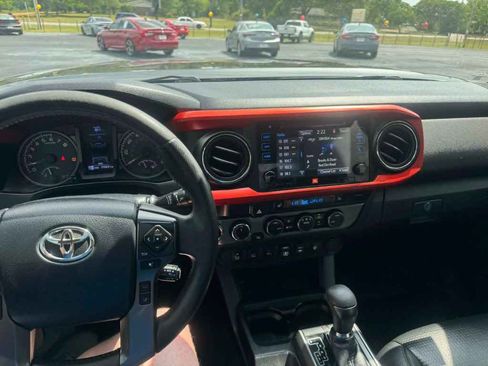 Used 2019 Toyota Tacoma TRD Off-Road AWD/4WD image 15