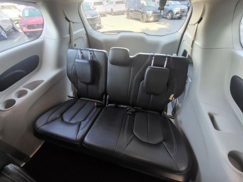 Used 2023 Chrysler Pacifica Touring-L FWD image 15