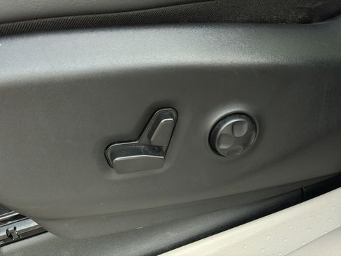 Used 2023 Chrysler Pacifica Touring-L FWD image 16