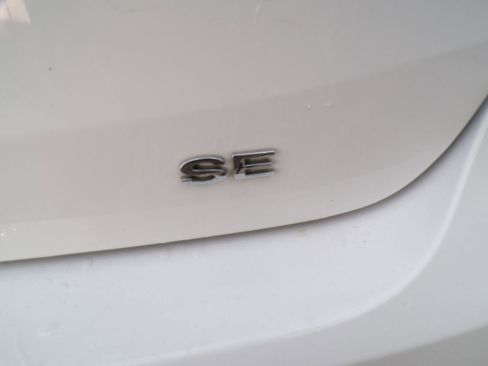 Used 2016 Ford Focus SE w/ SE Cold Weather Package FWD image 18
