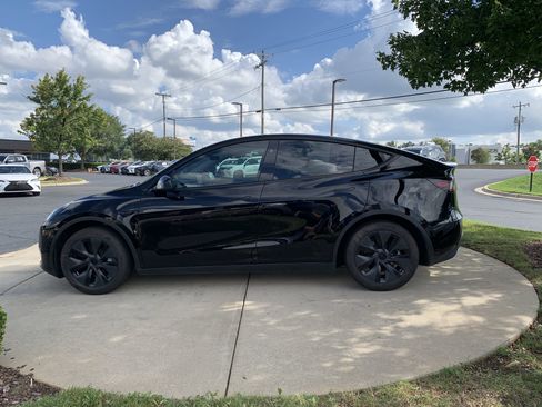 Used 2025 Tesla Model Y Long Range RWD image 11