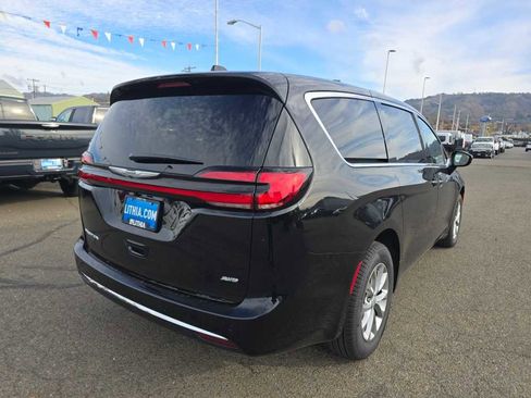 New 2026 Chrysler Pacifica Select image 5