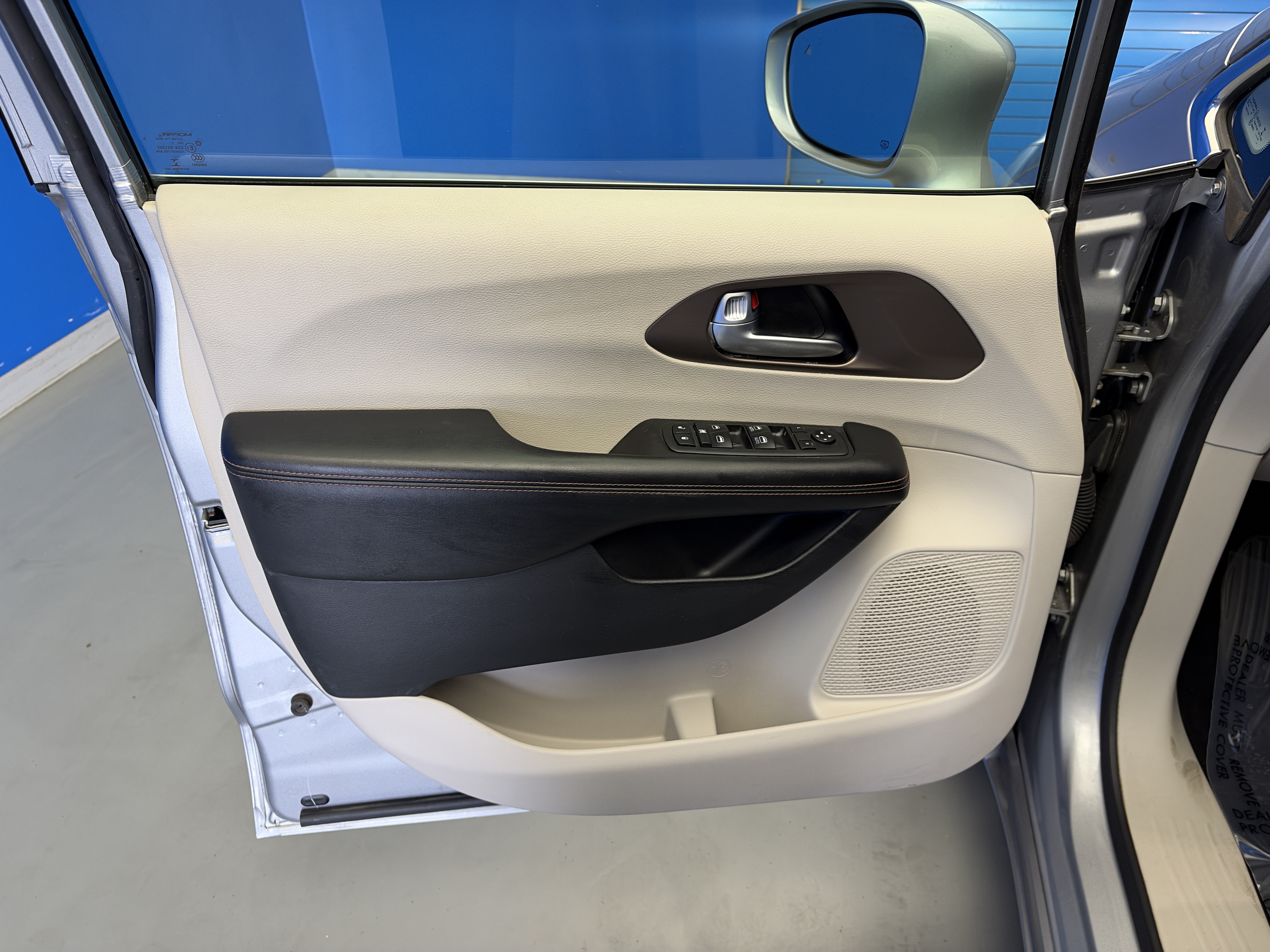 Used 2018 Chrysler Pacifica Touring Plus w/ Tire & Wheel Group FWD image 9