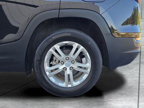 Used 2024 GMC Terrain SLE w/ Driver Convenience Package FWD image 30