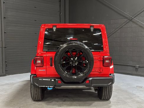 Used 2024 Jeep Wrangler Unlimited Sahara w/ Technology Group AWD/4WD image 5