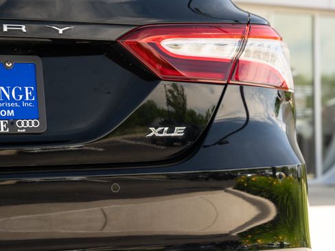 Used 2018 Toyota Camry XLE FWD image 28