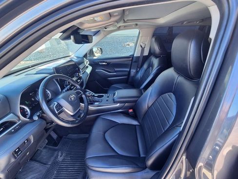 Used 2025 Toyota Highlander XLE image 12