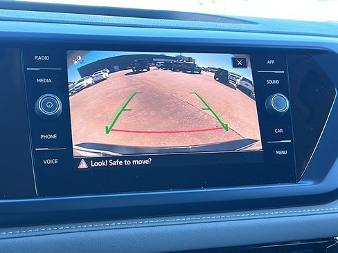 Used 2024 Volkswagen Taos SE w/ MDO Package image 32