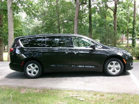 Used 2017 Chrysler Pacifica Touring Plus FWD image 4