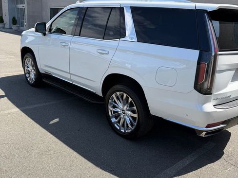Used 2024 Cadillac Escalade Premium Luxury AWD/4WD image 3
