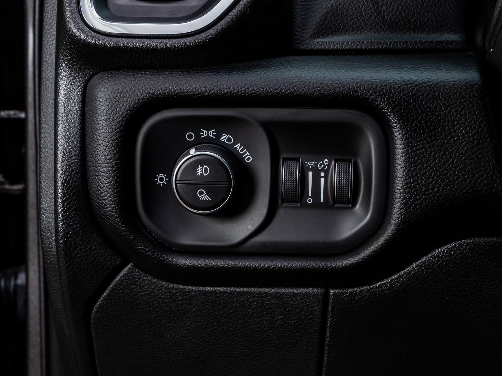 Used 2025 RAM 3500 Laramie AWD/4WD image 18