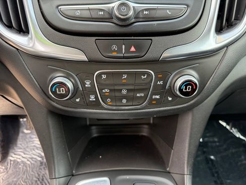 Used 2022 Chevrolet Equinox LT w/ Driver Convenience Package FWD image 24