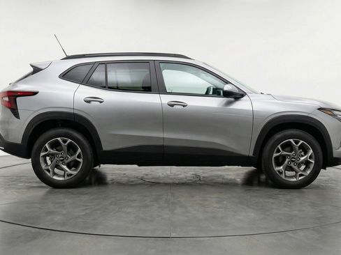 Used 2025 Chevrolet Trax LT w/ LT Convenience Package image 11