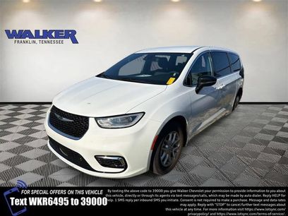 Used 2025 Chrysler Pacifica Select