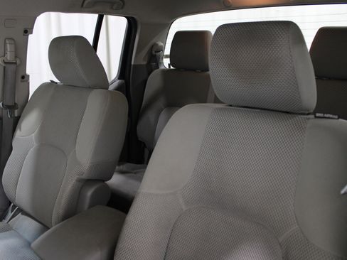 Used 2010 Nissan Frontier SE image 4