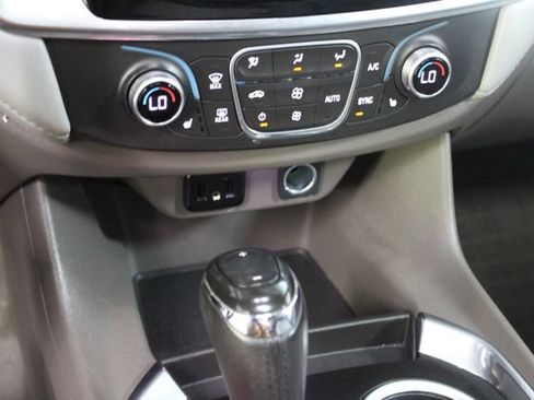 Used 2019 Chevrolet Traverse LT w/ LT Premium Package AWD/4WD image 25