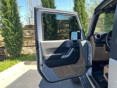 Used 2015 Jeep Wrangler Rubicon w/ Power Convenience Group AWD/4WD image 17