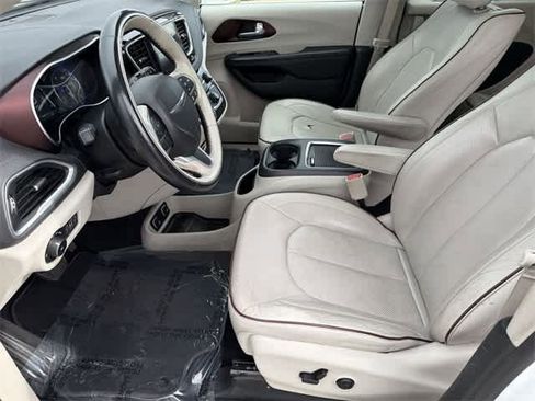 Used 2017 Chrysler Pacifica Limited w/ UConnect Theater Package image 6