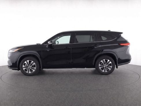 Used 2021 Toyota Highlander XLE AWD/4WD image 2