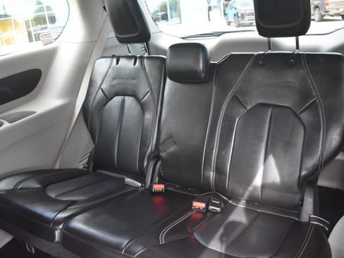 Used 2024 Chrysler Pacifica Touring-L FWD image 16