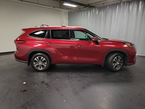 Used 2022 Toyota Highlander XLE AWD/4WD image 9