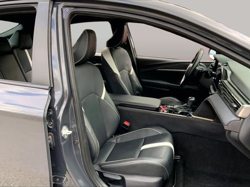 Used 2025 Toyota Camry SE FWD image 9