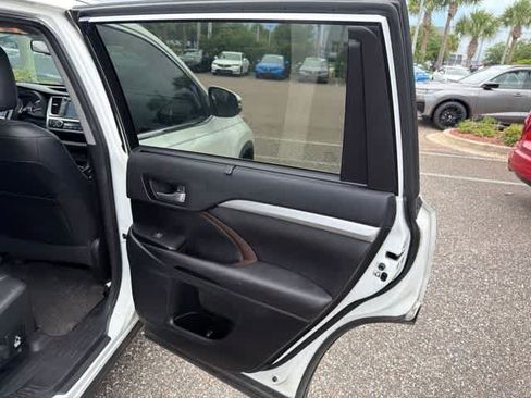 Used 2016 Toyota Highlander XLE FWD image 32
