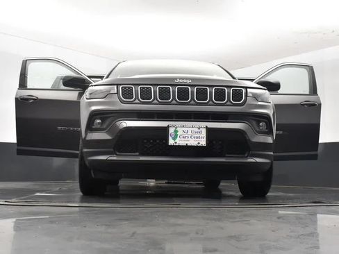 Used 2024 Jeep Compass Latitude AWD/4WD image 11
