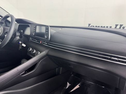 Used 2025 Hyundai Elantra SE FWD image 31