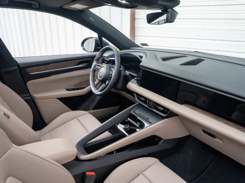 New 2026 Porsche Macan 4 Electric image 26