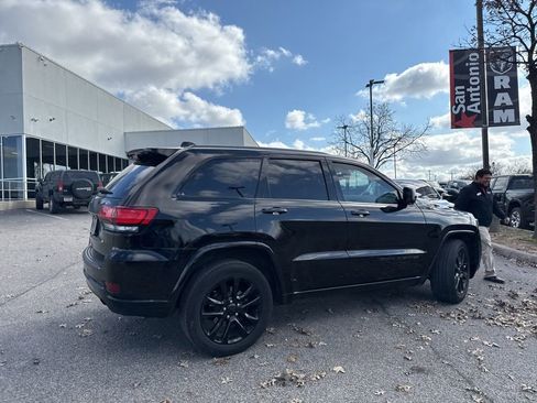 Used 2019 Jeep Grand Cherokee Altitude image 36