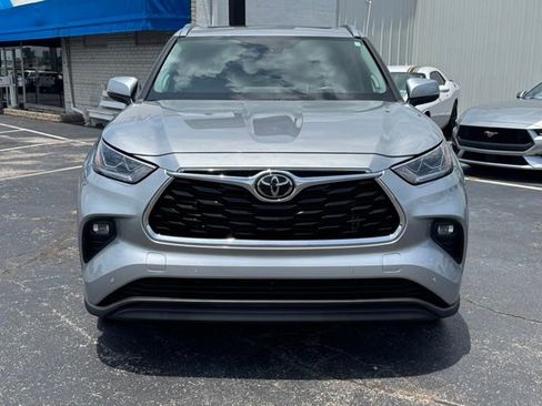 Used 2023 Toyota Highlander Limited AWD/4WD image 2