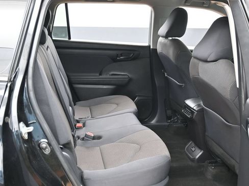 Used 2024 Toyota Highlander LE AWD/4WD image 31