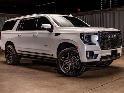 Used 2024 GMC Yukon XL Denali Ultimate AWD/4WD image 1