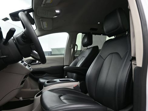 Used 2024 Chrysler Pacifica Touring-L FWD image 12