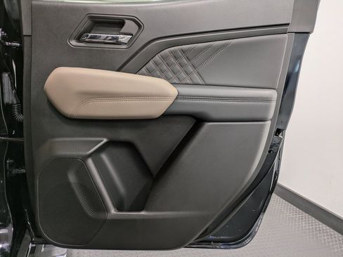 Used 2024 GMC Canyon Denali image 25