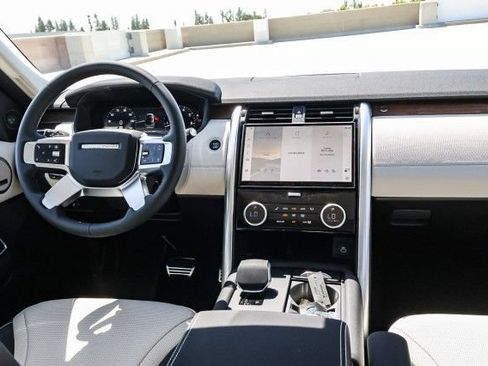 Used 2025 Land Rover Discovery Dynamic SE AWD/4WD image 16