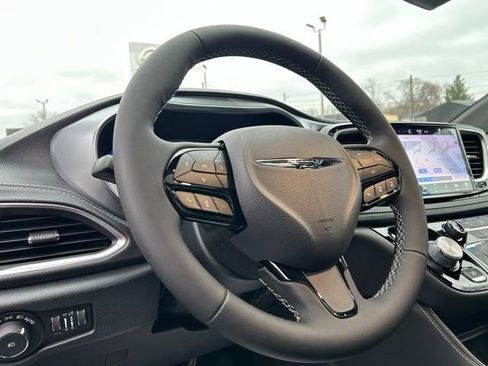 New 2026 Chrysler Pacifica Limited w/ S Appearance Package image 34