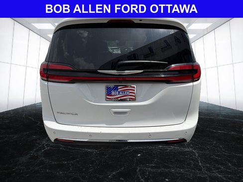 Used 2023 Chrysler Pacifica Touring-L FWD image 4
