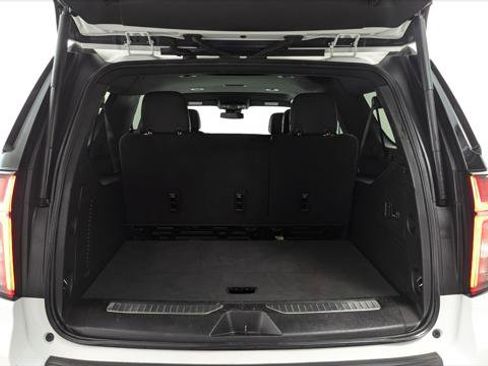 Used 2023 Chevrolet Suburban Premier image 19