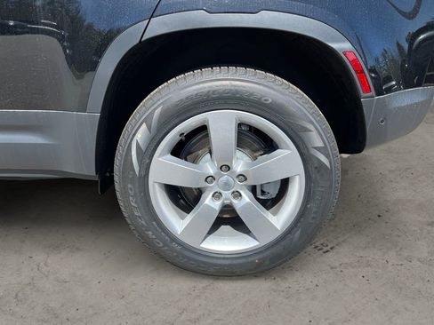 New 2025 Land Rover Defender 110 S image 10