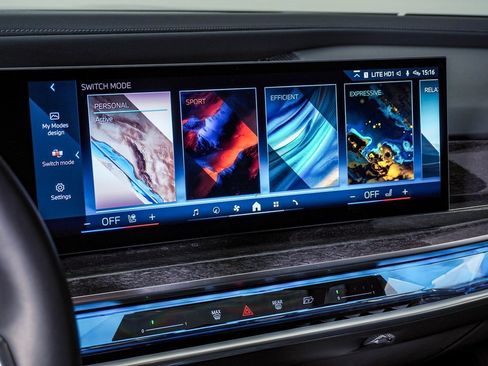 Used 2025 BMW 740i xDrive image 28