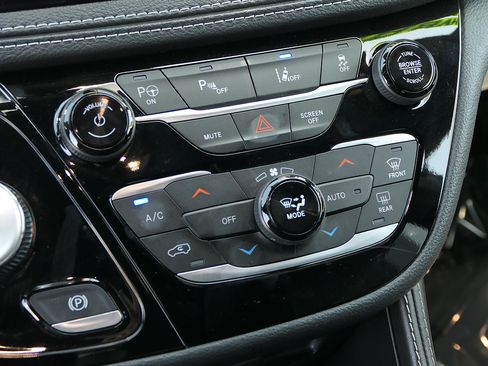 Used 2024 Chrysler Pacifica Premium FWD image 20