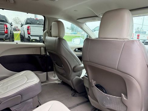 Used 2017 Chrysler Pacifica Touring-L FWD image 22